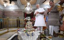 पीएम मोदी देर रात अचानक वाराणसी भ्रमण पर निकले, काशी विश्वनाथ मंदिर में की पूजा