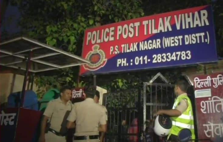 Girl commits suicide at Delhi's Tilak Vihar police station दिल्ली: तिलक विहार थाने में नाबालिग ने की खुदकुशी, मां का दावा- शादी के लिए दबाव बना रहे थे पड़ोसी