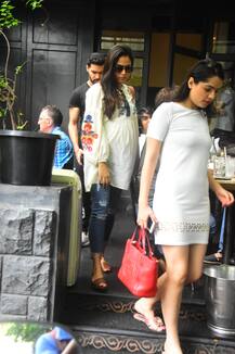 दोस्तों के साथ लंच पर निकलीं मीरा कपूर, क्यूटनेस के साथ फ्लॉन्ट किया बेबी बंप