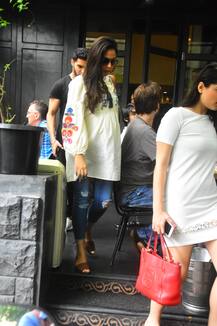 दोस्तों के साथ लंच पर निकलीं मीरा कपूर, क्यूटनेस के साथ फ्लॉन्ट किया बेबी बंप