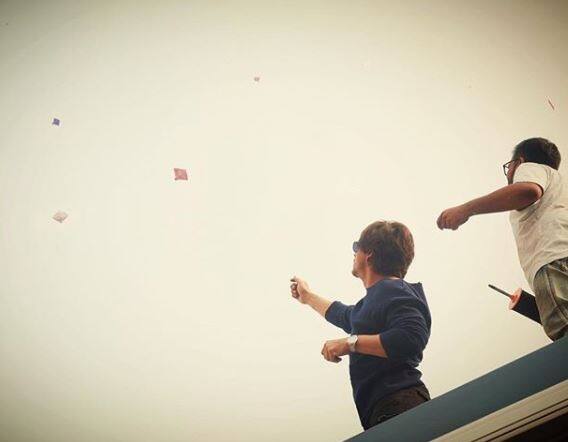 शाहरुख से उनके फैन ने पूछा कि आपकी लंबाई कितनी है तो उन्होंने कहा कि हर दिन अलग-अलग ऊंचाइयों को महसूस करता हूं. (तस्वीर: इंस्टाग्राम)