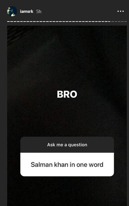 शाहरुख से बातचीत में दबंग खान का जिक्र ना हो ऐसा तो हो ही नहीं सकता. एक फैन ने शाहरुख से पूछा कि सलमान खान के बारे में आपका क्या कहना है तो उन्होंने कहा कि वो तो मेरे भाई हैं. बता दें कि एक समय शाहरुख-सलमान की दुश्मनी बॉलीवुड की सबसे बड़ा मुद्दा था. खैर अब दोनों खान्स में दोस्ती हो गई है. (तस्वीर: इंस्टाग्राम)