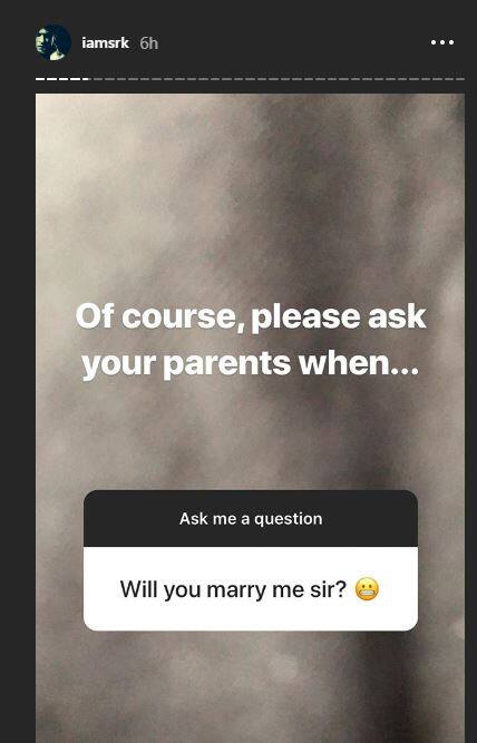 एक फीमेल फैन ने इस बीच शाहरुख से पूछा कि क्या मुझसे शादी करोगे? इसके जवाब में शाहरुख ने मजाकिया अंदाज में कहा, बिल्कुल, लेकिन पहले अपने माता-पिता से बात कर लो. (तस्वीर: इंस्टाग्राम)