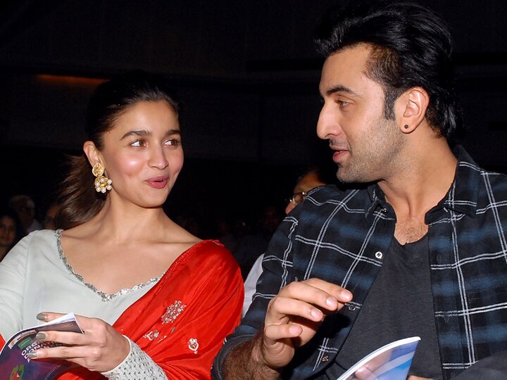 Video Ranbir Kapoor ask Alia Bhatt to drop her Alia reply yaa make video viral Video: रणबीर कपूर ने सड़क पर किया ऐसा सवाल, राजी हो गईं आलिया