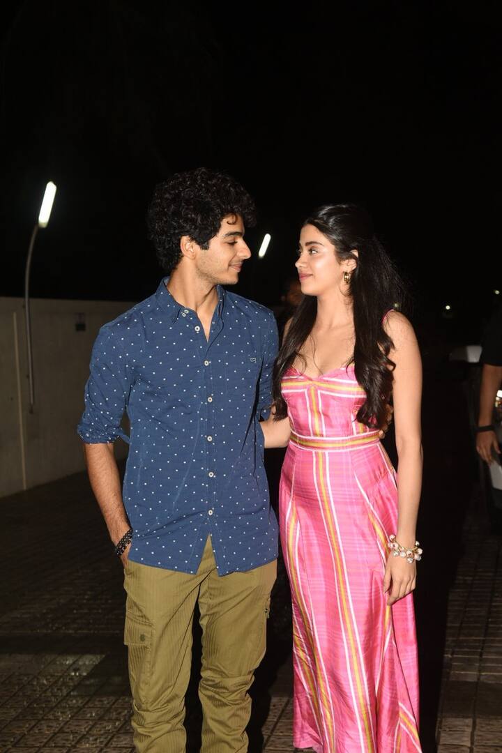  फिल्म के प्रमोशन के दौरान जाह्नवी कपूर और ईशान की कैमिस्ट्री को काफी पसंद किया जा रहा है. (तस्वीर: मानव मंगलानी)