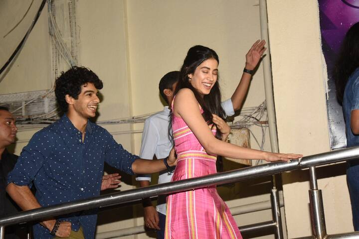 इन दिनों ईशान और जाह्नवी कपूर इस फिल्म के जबरदस्त प्रमोशन में बिजी हैं. इस दौरान उनकी कई सारी तस्वीरें और वीडियोज सोशल मीडिया पर वायरल हो रहे हैं. (तस्वीर: मानव मंगलानी)