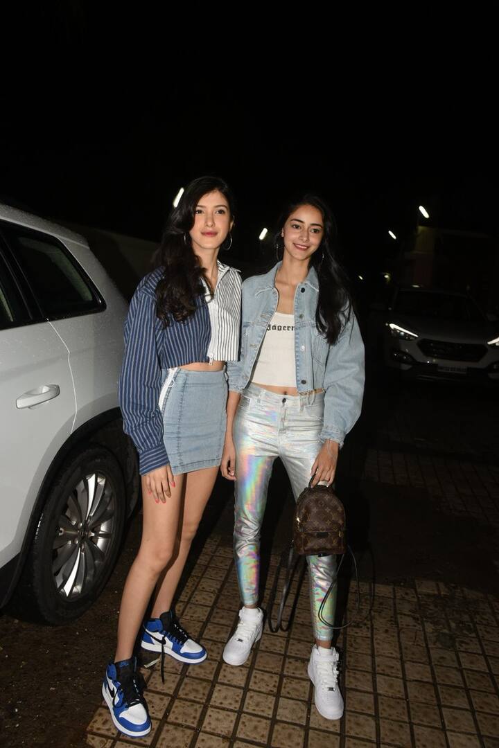 संजय कपूर की बेटी शनाया कपूर, दोस्त अनन्य पांडेय जो 'जल्द ही स्टूडेंट ऑफ़ दा ईयर' से बॉलीवुड डेब्यू करने वाली हैं 'धड़क' की स्पेशल स्क्रीनिंग में शामिल हुईं. (तस्वीर: मानव मंगलानी)