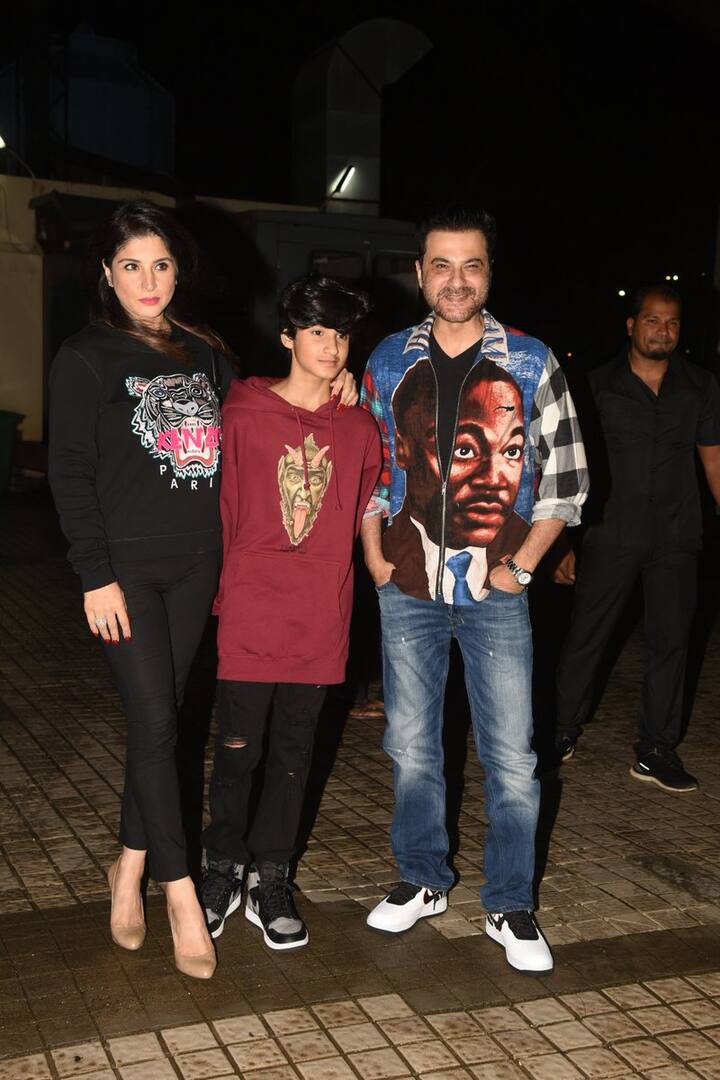 वहीं जाह्नवी कपूर के चाचा संजय कपूर अपनी पत्नी महीप और बेटे के साथ पहुंचे. (तस्वीर: मानव मंगलानी)