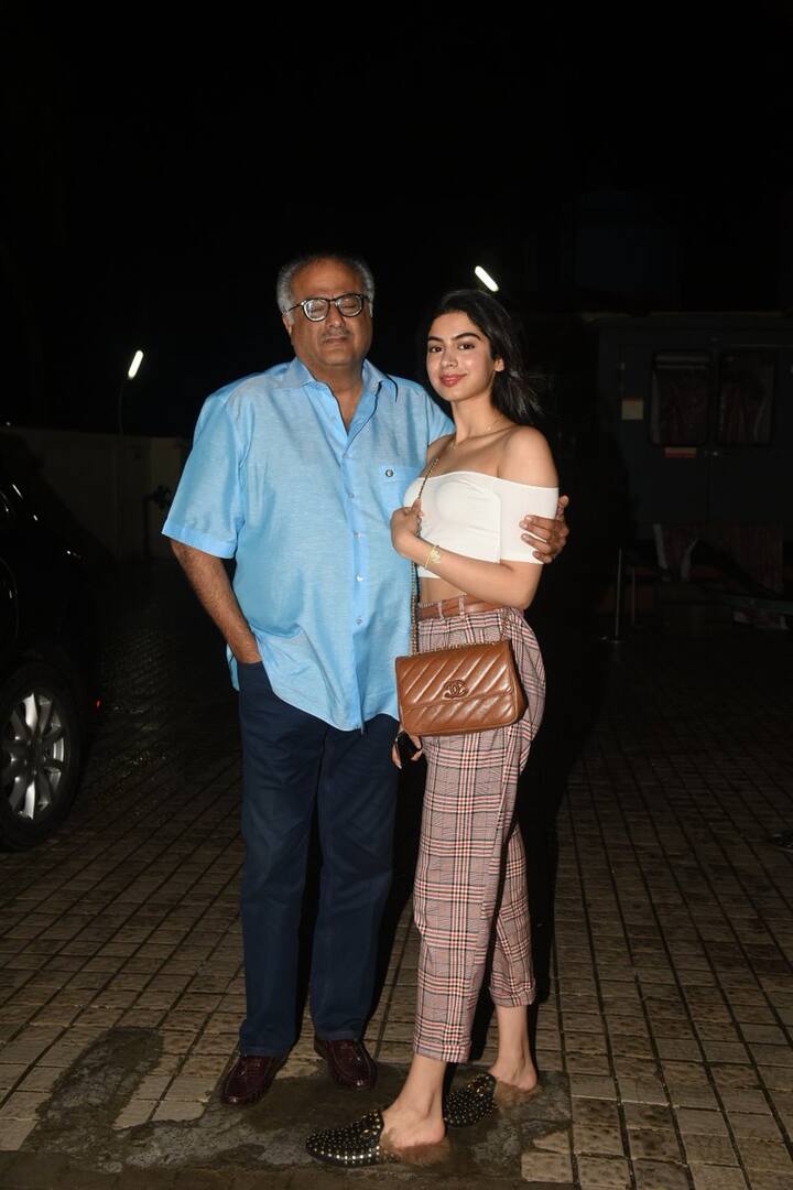 इसके साथ ही बोनी कपूर भी बेटी छोटी बेटी खुशी कपूर का हाथ थामे नजर आए. (तस्वीर: मानव मंगलानी)