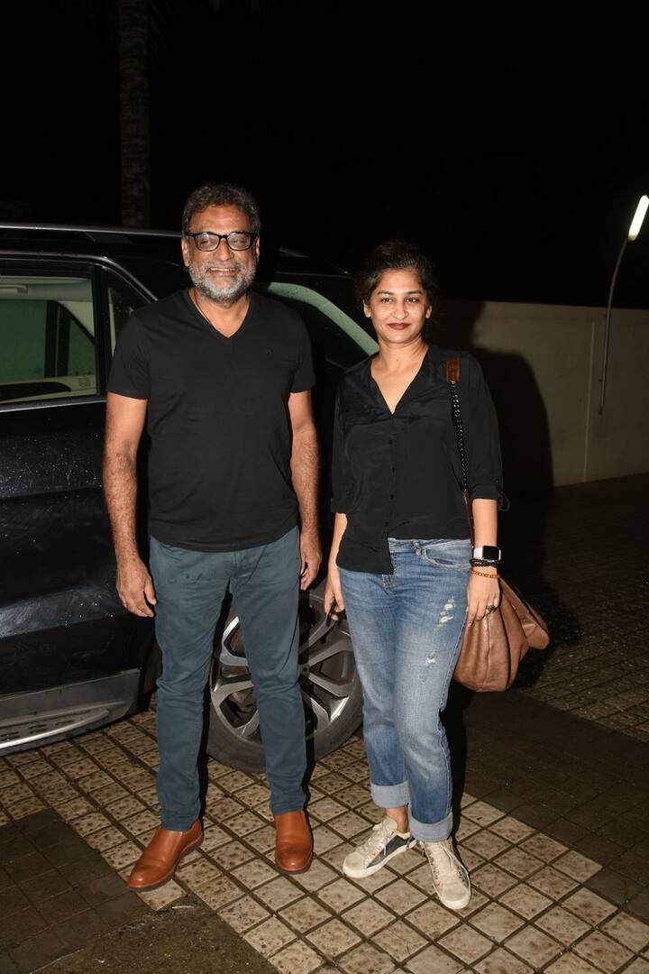 इसके साथ ही फिल्म मेकर आर. बाल्की और उनकी पत्नी गौरी शिंदे जिन्होंने श्रीदेवी की कमबैक फिल्म 'इंग्लिश विंग्लिश' का डायरेक्शन किया था वो भी जाह्नवी और ईशान की डेब्यू फिल्म देखने पहुंचे. (तस्वीर: मानव मंगलानी)