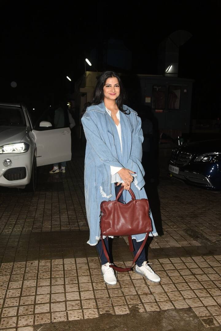 'धड़क' की स्पेशल स्क्रीनिंग में शामिल होने जाती सोनम कपूर की छोटी बहन रिया कपूर. (तस्वीर: मानव मंगलानी)