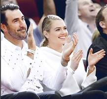 पति से आठ साल छोटी हॉलीवुड एक्ट्रेस ने इंस्टाग्राम पर शेयर की बेबी बंप की तस्वीरें