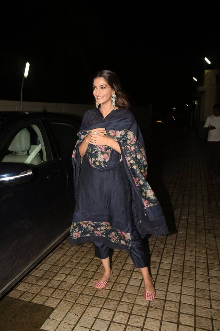 जाह्नवी कपूर की कजिन सोनम कपूर भी इस दौरान काफी खूबसूरत अंदाज में नजर आईं. (तस्वीर: मानव मंगलानी)