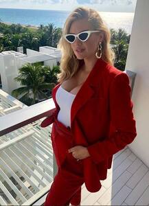 पति से आठ साल छोटी हॉलीवुड एक्ट्रेस ने इंस्टाग्राम पर शेयर की बेबी बंप की तस्वीरें