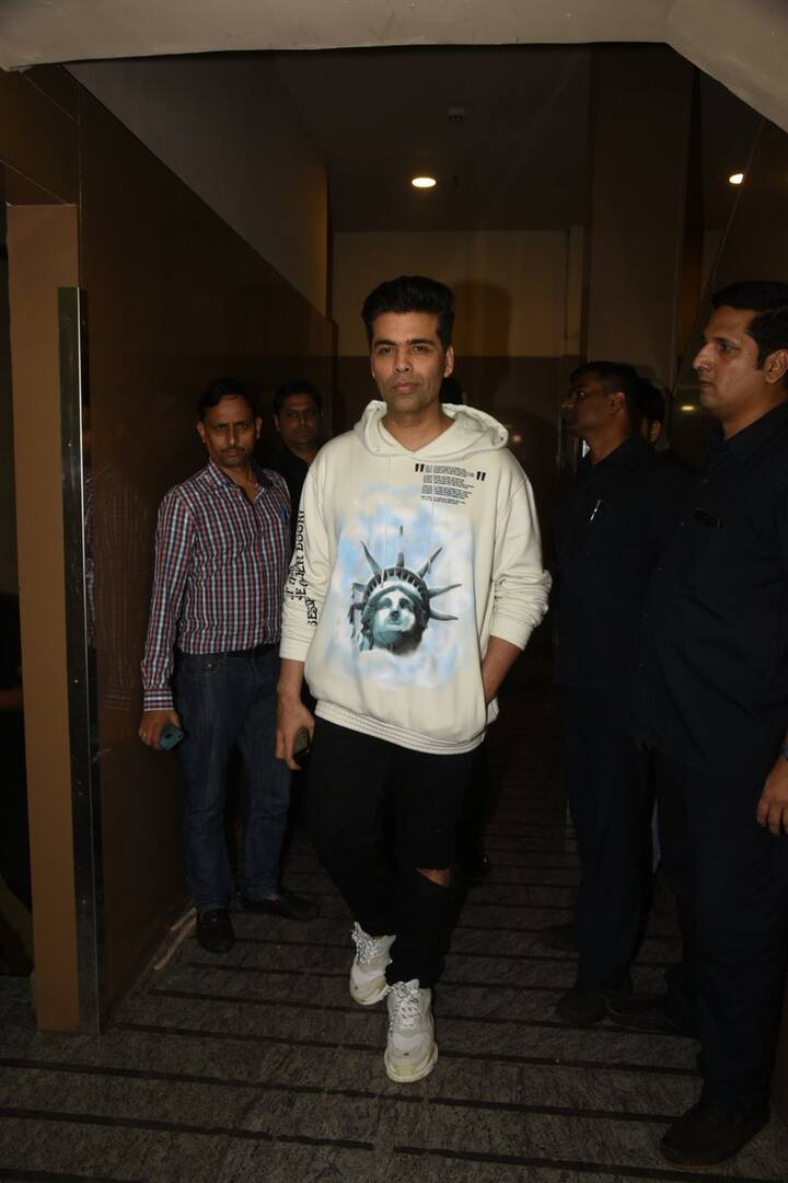 जान्हवी और ईशान के परिवार और दोस्तों के लिए फिल्म की पहली स्क्रीनिंग मुंबई में रखी गयी. सबसे पहले फिल्म के निर्माता करण जौहर और उनकी मां हीरु जौहर पहुंचे. (तस्वीर: मानव मंगलानी)