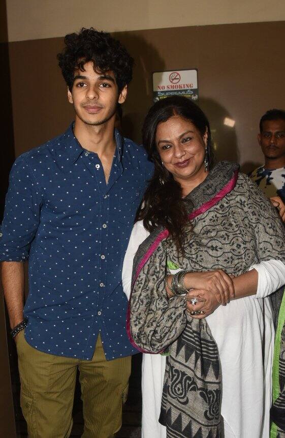 इस दौरान ईशान खट्टर की मां नीलिमा अजीम बेटे की पहली फिल्म देखने उन्हीं के साथ पहुंचीं. (तस्वीर: मानव मंगलानी)