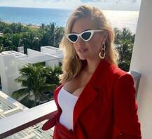 पति से आठ साल छोटी हॉलीवुड एक्ट्रेस ने इंस्टाग्राम पर शेयर की बेबी बंप की तस्वीरें