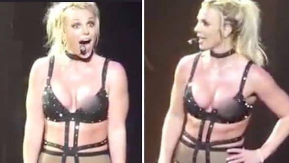 ब्रिटनी एमजीए नेशनल हार्बर के अंदर द थियेटर में शुक्रवार को मंच पर 'डू समथिंग' गाने पर अपनी परफॉर्मेंस दे रही थीं तभी उनके साथ ये हादसा हुआ. (तस्वीर: सोशल मीडिया)