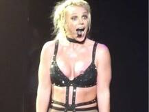 IN PICS: LIVE कॉन्सर्ट के दौरान वार्डरोब मालफंक्शन का शिकार हुईं ब्रिटनी स्पीयर्स