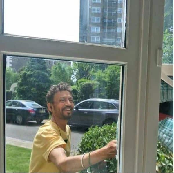 Irrfan Khan latest picture from London PIC: मज़बूत हौसले के साथ कैंसर का इलाज करा रहे हैं इरफान, वज़न कम हुआ लेकिन मुस्कुराहट नहीं   
