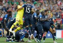 दूसरी बार फुटबॉल वर्ल्ड कप विजेता बना फ्रांस, यहां देखें जश्न की तस्वीरें