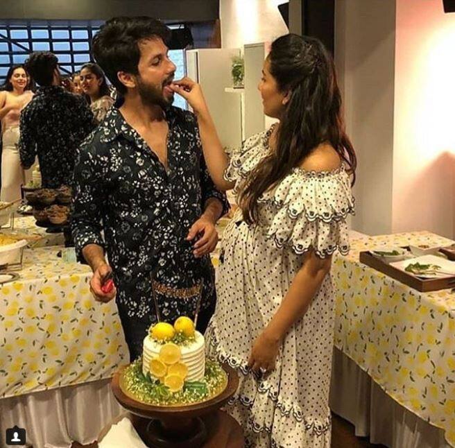 बॉलीवुड स्टार शाहिद कपूर बहुत जल्द दूसरे बच्चे के पापा बनने वाले हैं. ऐसे में रविवार को उनकी घर पर पत्नी मीरा की गोद भराई की रस्म रखी गई. आगे की स्लाइड्स में देखिए इस जश्न की कुछ बेहद खास तस्वीरें.
