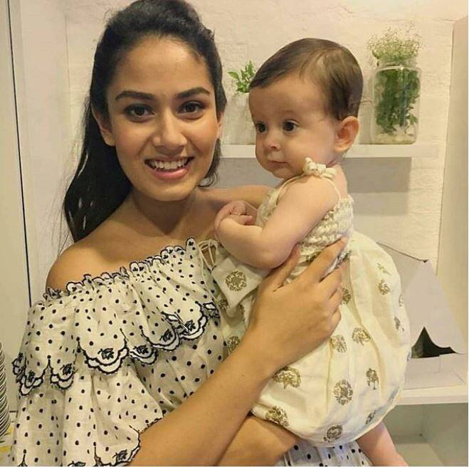 बता दें मीरा कपूर की गोद भराई में सभी वेस्टर्न लुक में नजर आ रहे थे. मीरा कपूर ने सफेद रंग की काफी कंफर्टेबल वन पीस ड्रेस पहनी हुई थी.