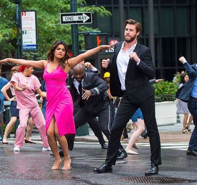 तस्वीरों में साफ है कि प्रियंका शूटिं को भी काफी इन्जॉय कर रही हैं. (तस्वीर: सोशल मीडिया)