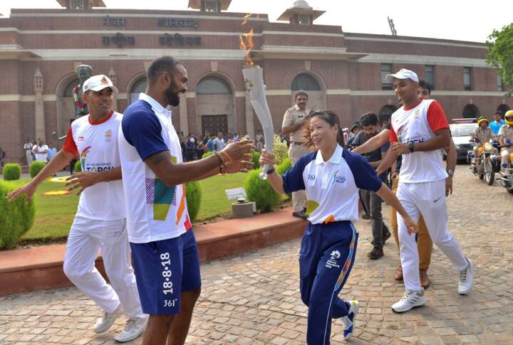 खास बात ये थी कि भारतीय खिलाड़ी मैरीकॉम, शूटर जीतू राय, मनिका बत्रा, पी आर श्रीजेश और कई दूसरे खिलाड़िय एशिन गेम्स की इस मशाल मार्च का  हिस्सा बने. (तस्वीर-एपी)