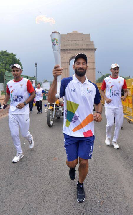 भारतीय हॉकी खिलाड़ी सरदार सिंह मशाल मार्च के दौरान मशाल के साथ दौड़ते नजर आए. बता दें कि मार्च का आयोजन दिल्ली के मेजर ध्यानचंद स्टेडियम से इंडिया गेट के बीच किया गया. (तस्वीर-एपी)