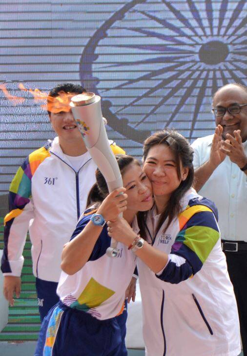 अगस्त में होने जा रहे एशियन गेम्स का मशाल रविवार को देश की राजधानी दिल्ली पहुंचा. साल 1951 में एशियन गेम्स की शुरुआत हुई थी और इसका सबसे पहला इवेंट देश की राजधानी दिल्ली में ही आयोजित किया गया था. (तस्वीर-एपी)