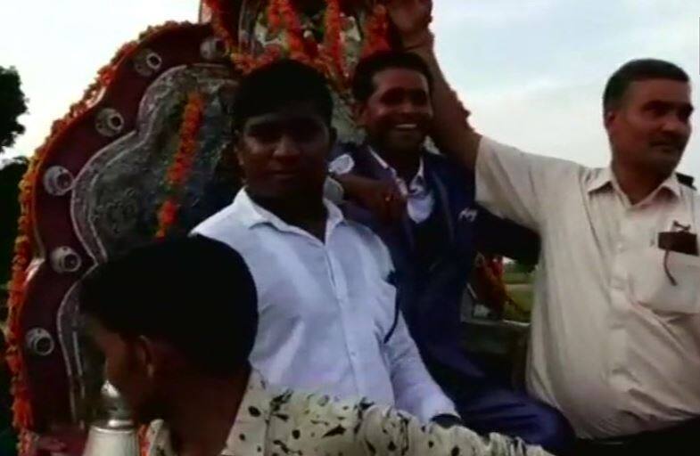Dalit groom takes out wedding procession in Kasganj's Nizampur under UP police protection पंचायत, कोर्ट और थाने में चली लंबी लड़ाई के बाद राजपूत गांव से गुजरा दलित का बैंड-बाजा और बारात