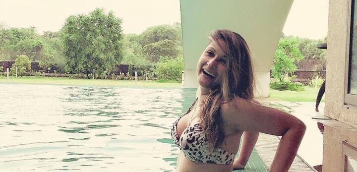 जी हां, मशहूर टीवी सीरियल कसौटी जिंदगी की में 'कौमोलिका' का किरदार निभाने वाली हुई उर्वशी ढोलकिया ने अपनी चंद बोल्ड तस्वीरों को इंस्टाग्राम पर शेयर किया है.