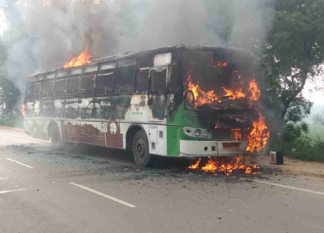 मुज़फ्फरनगर : यूपी रोडवेज की बस में लगी भीषण आग, बाल बाल बचे यात्री UP roadways Bus caught Fire in Muzaffarnagar मुज़फ्फरनगर : यूपी रोडवेज की बस में लगी भीषण आग, बाल बाल बचे यात्री