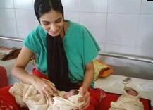 ठाणे: महिला ने चलती ट्रेन में दिया जुड़वां बच्चों को जन्म, गूंजी तालियां