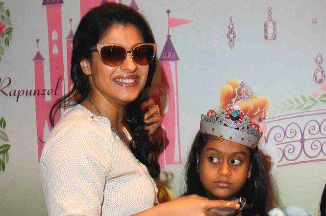 बॉलीवुड फिल्म 'कुछ कुछ होता है' में अपनी धमाकेदार एक्टिंग का नमूना पेश करने वाली एक्ट्रेस काजोल ने भी अपने दो बच्चों को साउथ मुंबई के ब्रीच कैंडी हॉस्पिटल में जन्म दिया है. (तस्वीर-सोशल मीडिया)