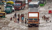 दिल्ली में बारिश से बुरा हाल, कई जगहों पर सड़कों में भरा पानी