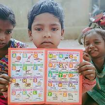 गोरखपुर: जिन हाथों में था भीख मांगने का कटोरा, उन नन्‍हें-मुन्‍ने हाथों में पकड़ा दी कलम