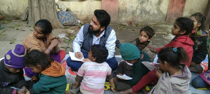 गोरखपुर: जिन हाथों में था भीख मांगने का कटोरा, उन नन्‍हें-मुन्‍ने हाथों में पकड़ा दी कलम