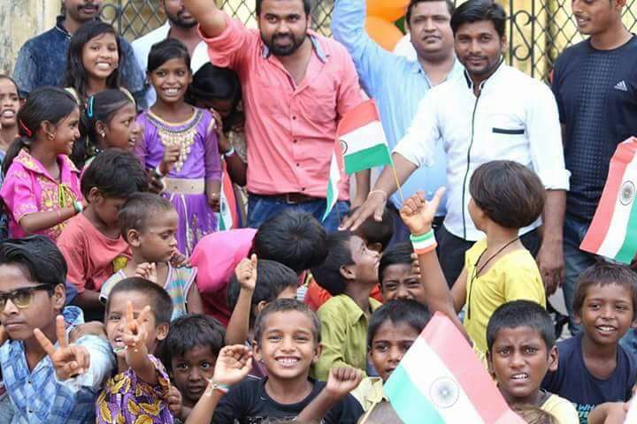 गोरखपुर: जिन हाथों में था भीख मांगने का कटोरा, उन नन्‍हें-मुन्‍ने हाथों में पकड़ा दी कलम