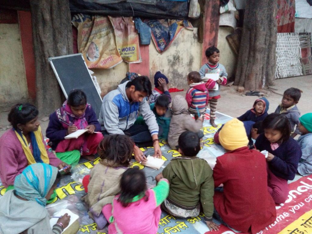 गोरखपुर: जिन हाथों में था भीख मांगने का कटोरा, उन नन्‍हें-मुन्‍ने हाथों में पकड़ा दी कलम