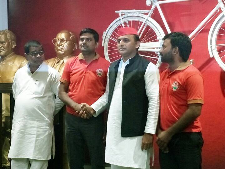 अखिलेश यादव ने बीजेपी और पीएम नरेंद्र मोदी की रैलियों पर कहा कि ये प्रचार कर रहे हैं क्योंकि इन्हें चुनाव की तारीख का पता है. मोदी जी हमें भी चुनाव की तारीख बता दें ताकि हम भी तैयारी कर सकें.