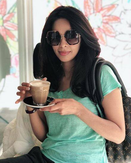 तस्वीर में मल्लिका किसी आईने के सामने खड़ी नजर आ रही हैं और अपनी टोंड बॉडी को निहार रही हैं.  फोटोः इंस्टाग्राम