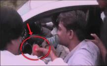 वायरल सचः क्यों कांग्रेस नेता ज्योतिरादित्य सिंधिया ने प्रसाद में मिला नारियल सड़क पर फेंक दिया?