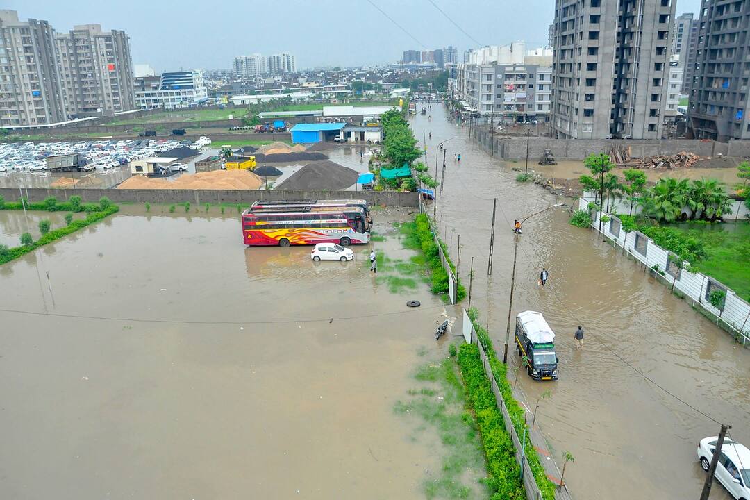 Heavy rains create flood-like situation in Gujarat, NDRF alert गुजरात में भारी बारिश, सीएम ने की इमरजेंसी मीटिंग, एनडीआरएफ और वायुसेना अलर्ट पर