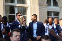 विश्व विजेता फ्रांस फुटबॉल टीम को मिलेगा देश का सबसे बड़ा सम्मान, फैंस ने किया जोरदार स्वागत