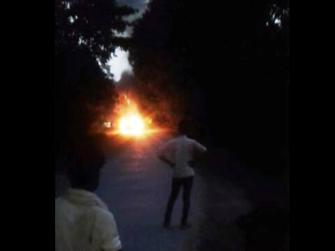चलती कार में लगी आग, ड्राइवर को निकलने का मौका तक नहीं मिला, जिंदा जला चलती कार में लगी आग, ड्राइवर को निकलने का मौका तक नहीं मिला, जिंदा जला