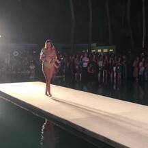 जब रैंप पर ब्रेस्टफीड करवाते हुए मॉडल ने किया कैटवॉक