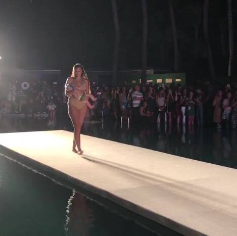 मॉडल मारा मार्टिन ने स्पोर्ट्स इलस्ट्रेटेड स्विमसूट फैशन शो में संडे को आग लगा दी. फोटोः इंस्टाग्राम