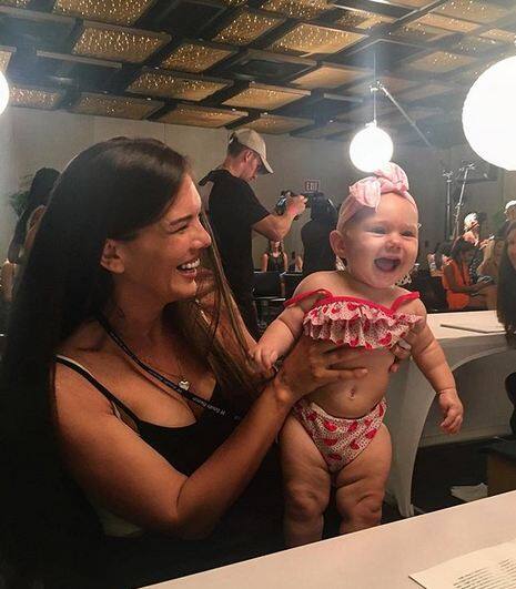  फैशन शो में आने से पहले मार्टिन ने इंस्टाग्राम पर अपनी बेबी के साथ तस्वीर अपलोड की थी. फोटोः इंस्टाग्राम